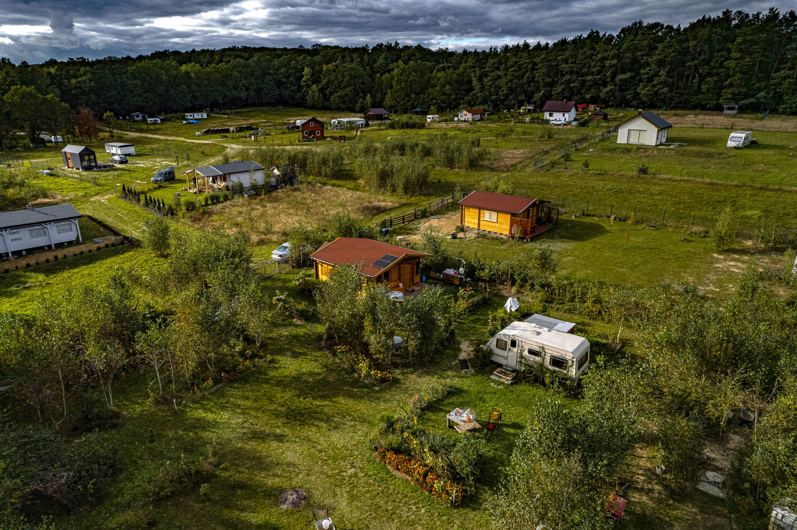 Domek holenderski czy murowany? Porównanie kosztów i możliwości na działce rekreacyjnej w Dolinie Baryczy